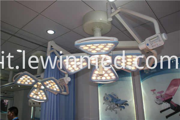 Single arm ceiling surgical light